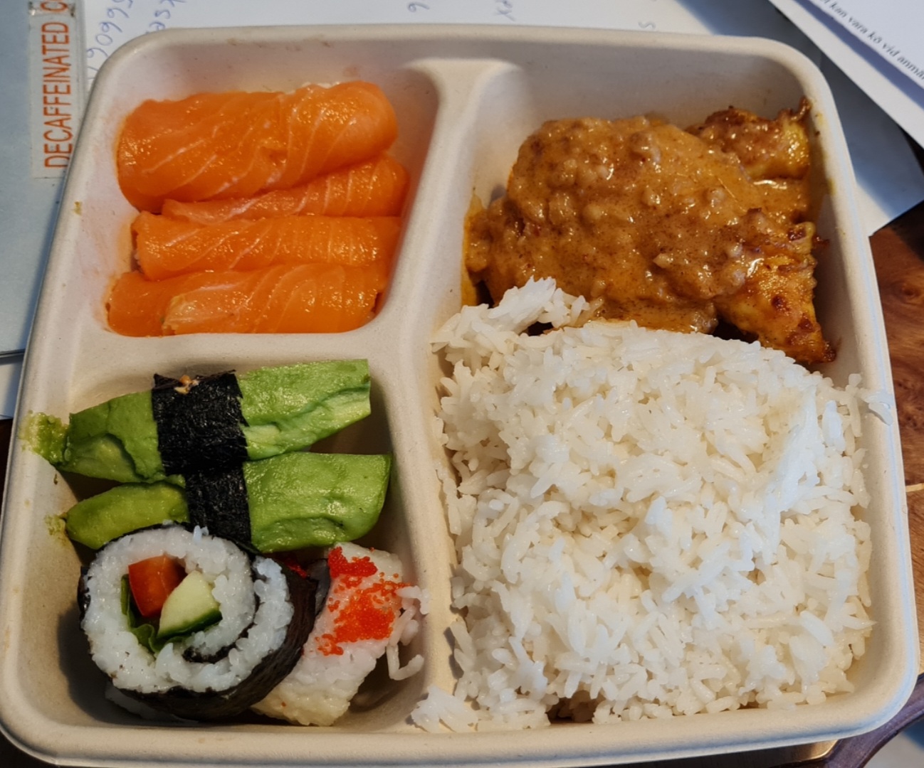 Thailändsk kyckling och jordnötssås från restaurang Pong i Uppsala