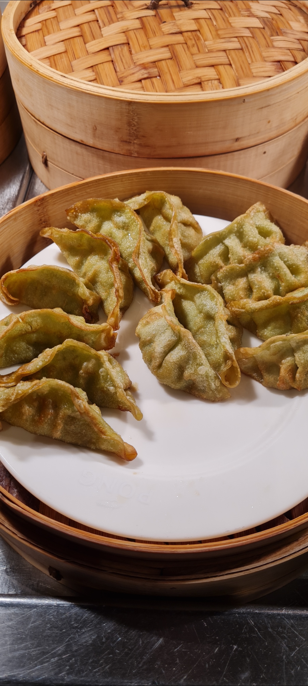 Thailändska vegetariska dumplings med spenat
