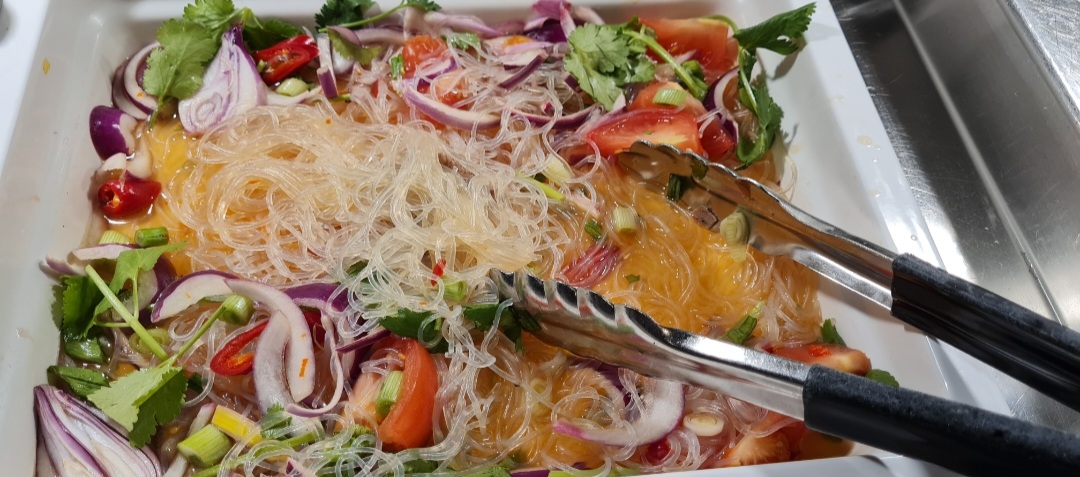 Thai sallad med risnudlar och grönsaker