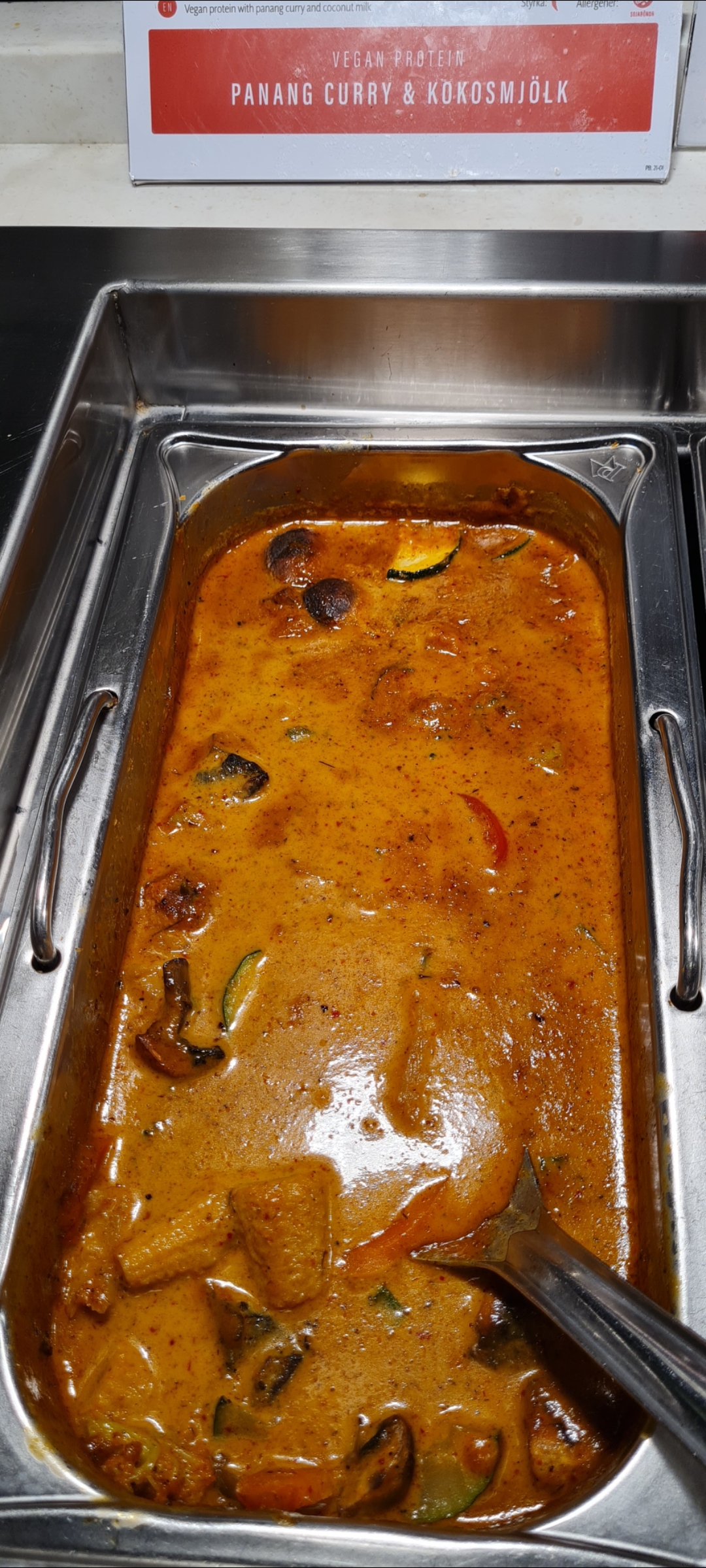 Thailändsk vegansk gryta med curry och kokosmjölk