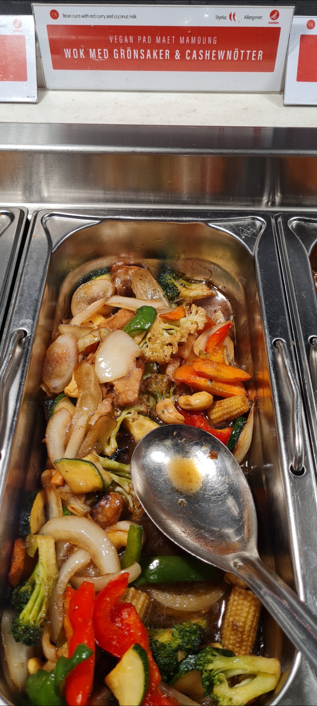 Vegan pad maet mamoung wok med grönsaker och cashewnötter